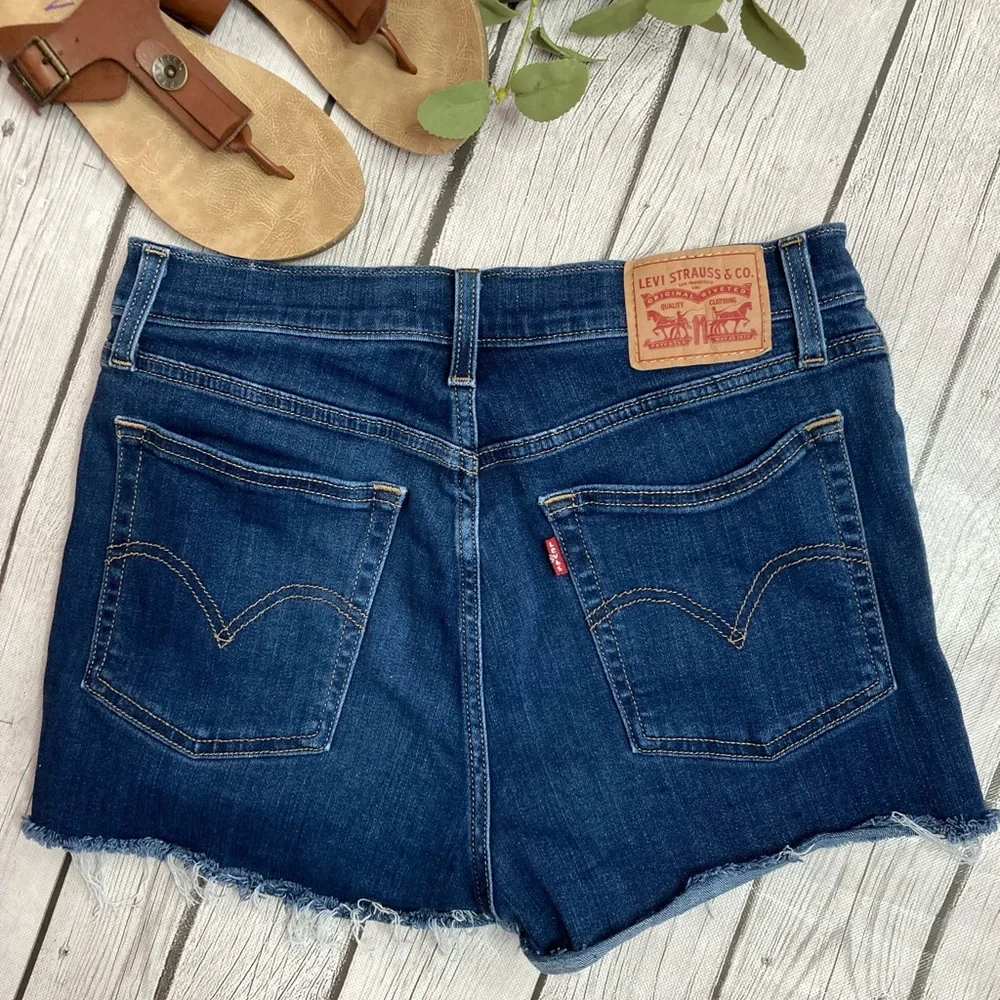 Levi’s High Rise  Shorts - Picture 3 of 8